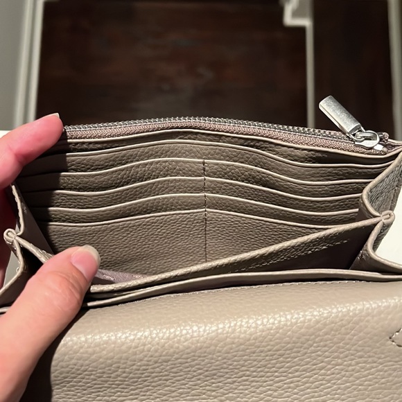 Tory Burch Britten Chain Wallet - Picture 16 of 16